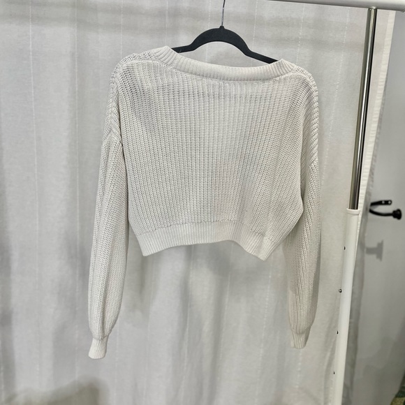 White - Picture 3 of 4